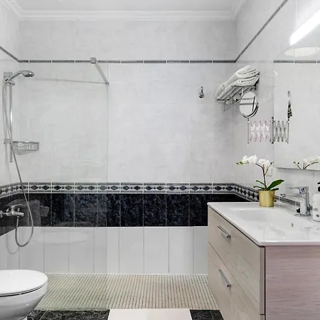 Acogedor Puerto del Carmen (Lanzarote)